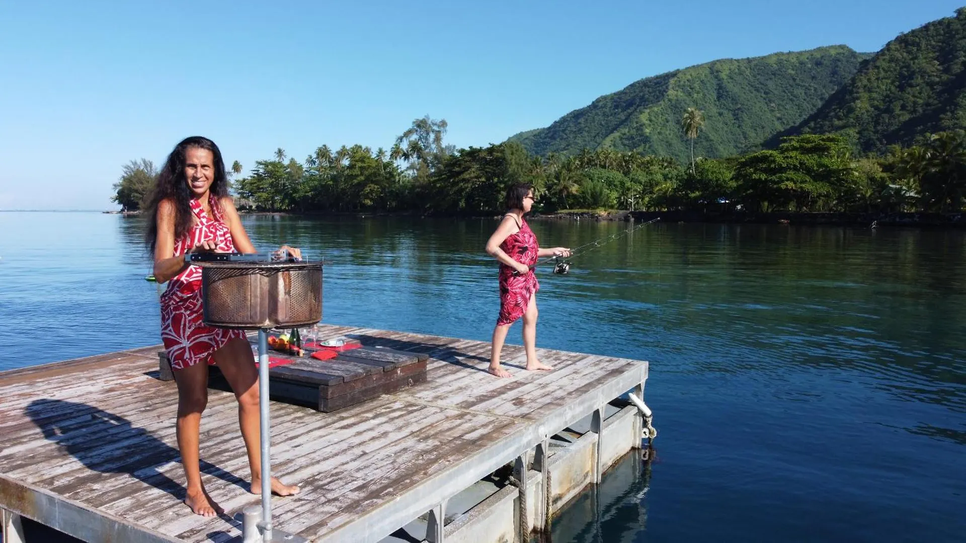 Tahiti-Bungalow At Teahupoo: Beachfront With Pountoon And Mini Pool Ferienhaus