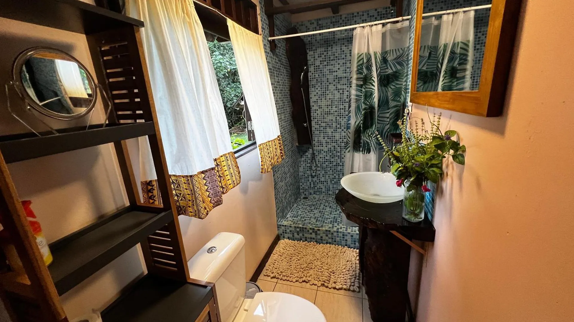Tahiti-Bungalow At Teahupoo: Beachfront With Pountoon And Mini Pool Holiday home